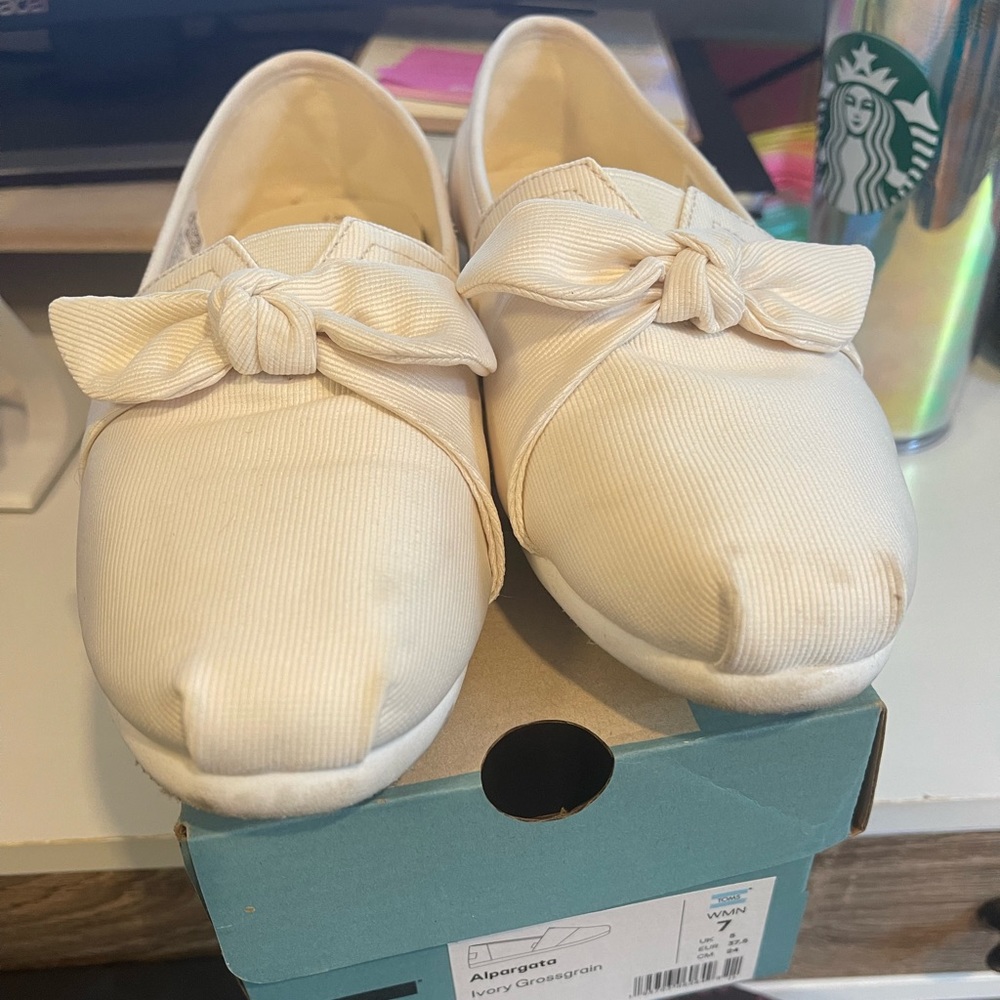 Bow Toms Alpargata size 7 in Ivory